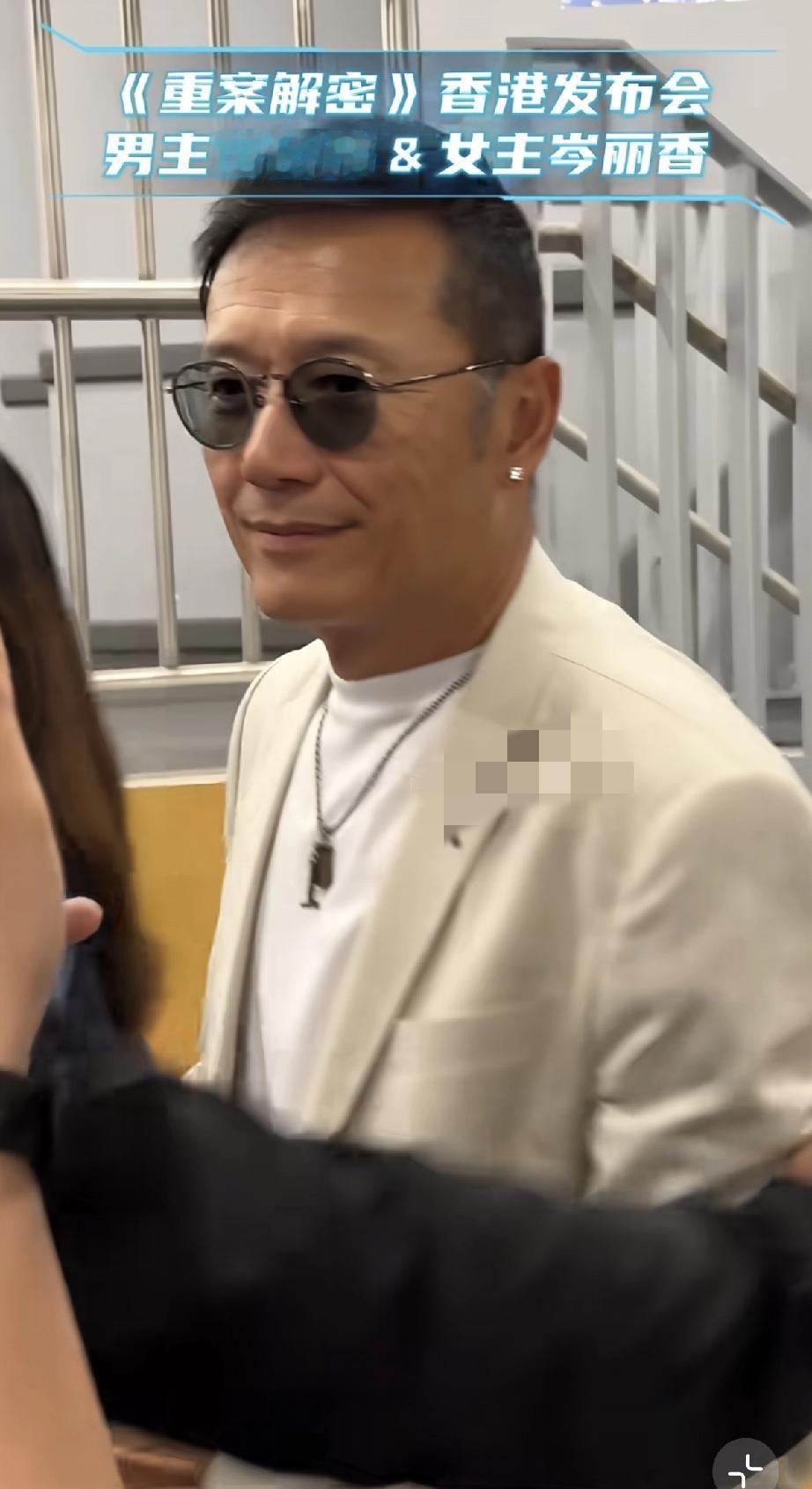 苗侨伟香港参加《重案解密》发布会，怼脸拍两鬓斑白，满脸褶子还戴耳钉，显得性感了不