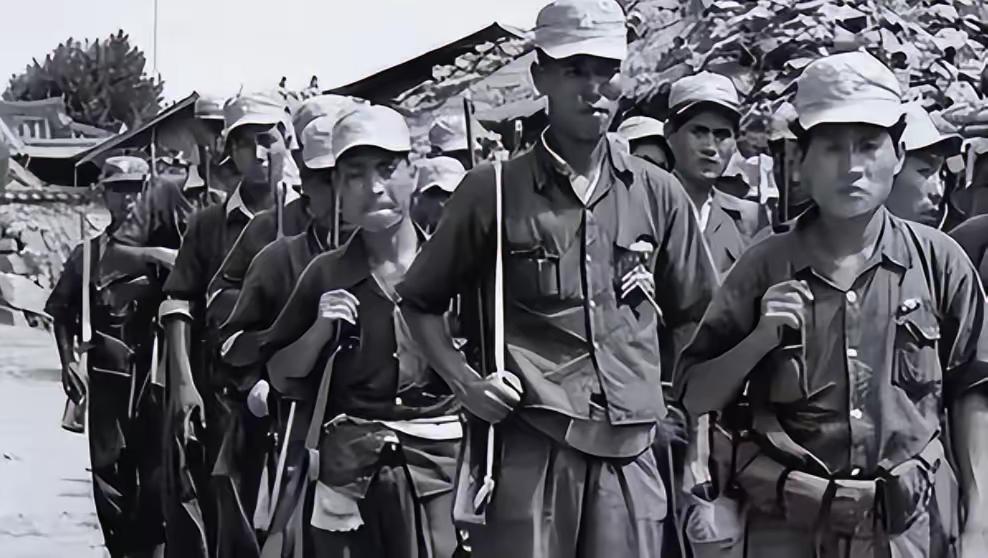 1954年1月23日凌晨3点，汉城郊外的美军营地里，一万多名志愿军战俘排队爬上2