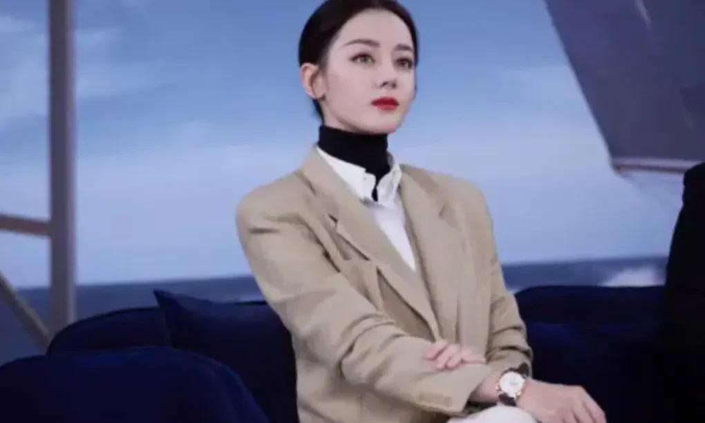 有一件事，我不得不讲，《利剑玫瑰》看得真的很尴尬，尤其郑薇薇在医院抢救她父亲