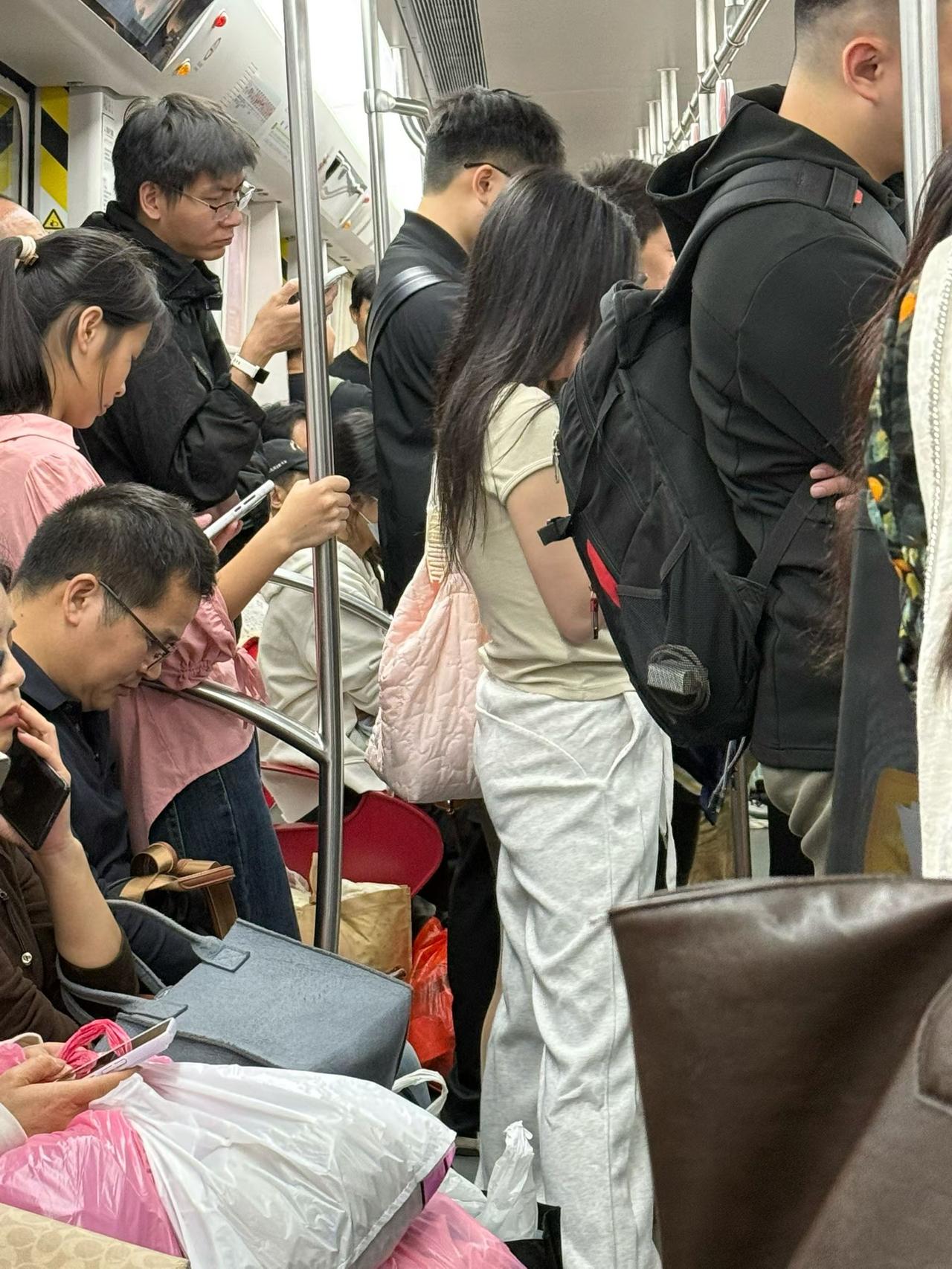 这真是广州的冬天，主打一个四季无缝衔接，其他省的人还裹着羽绒服瑟瑟发抖，咱这边短