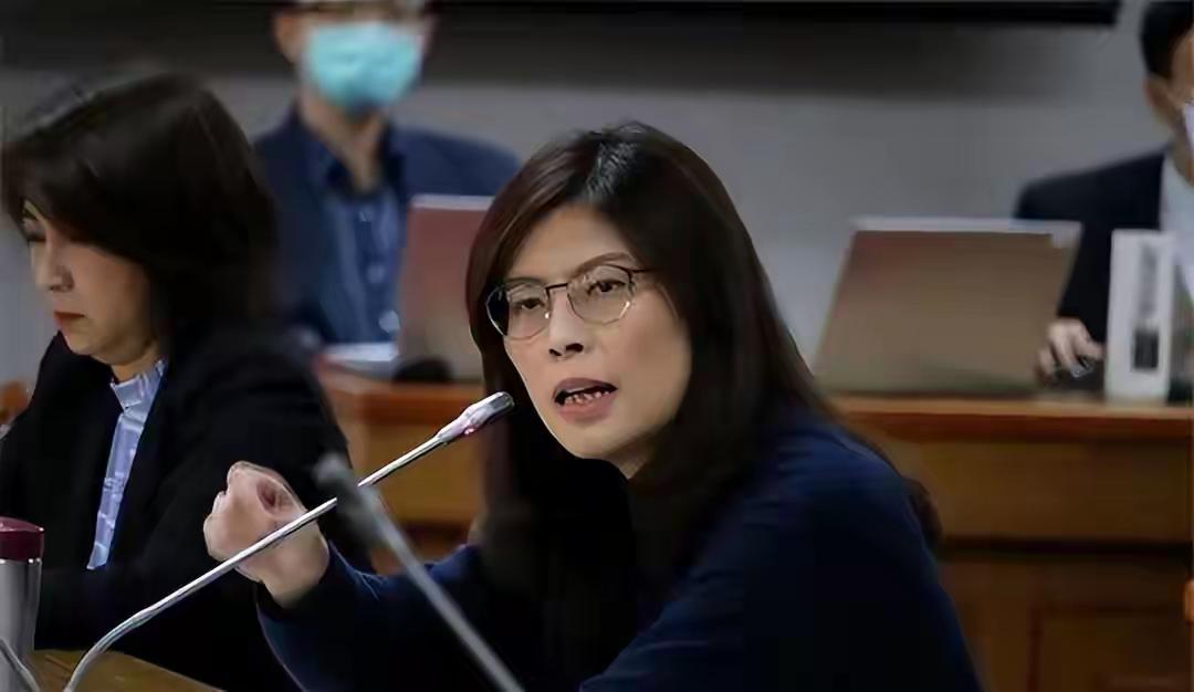 台湾全岛无差别下跪了！综合台媒报道，随着国民党主席郑丽文的明确表态，岛内各党