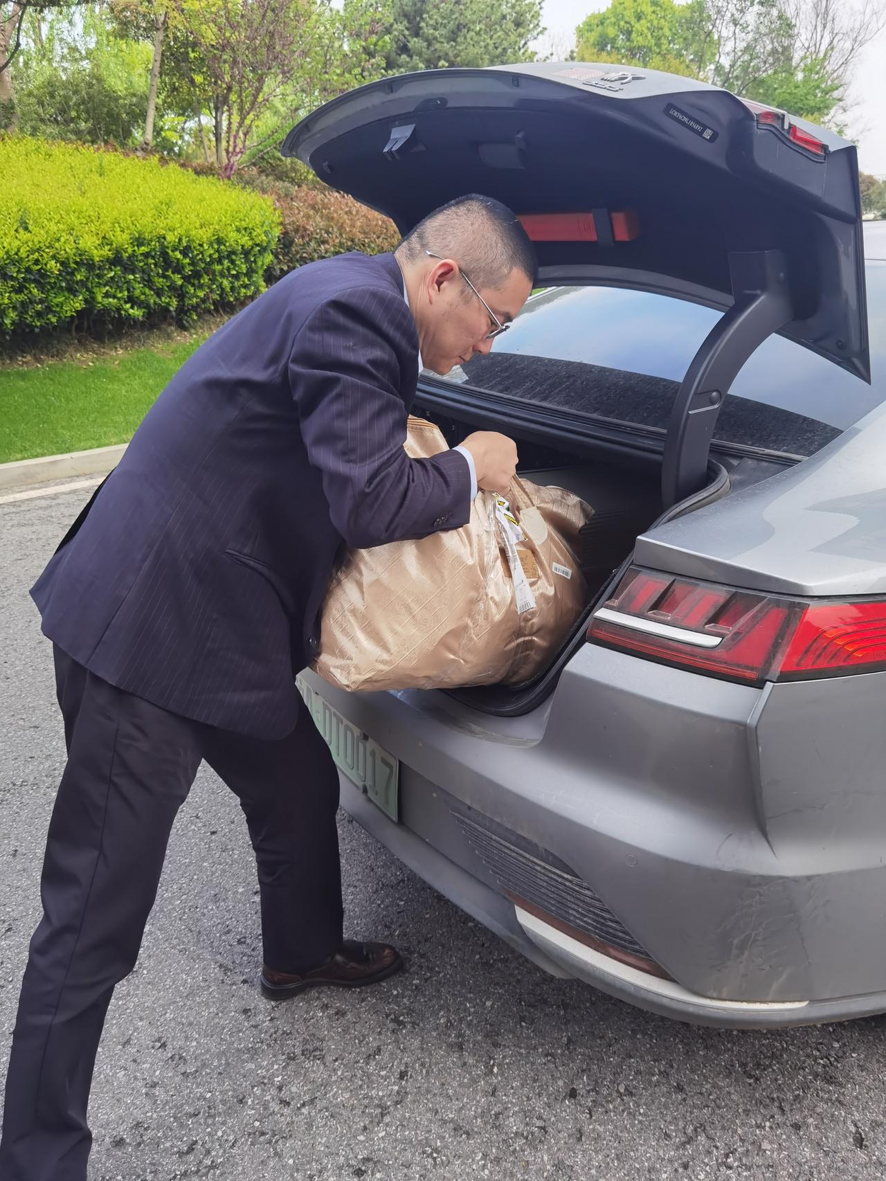 这次探亲收获颇多，学会了打顺风车。以前每次探亲回来，在浦东机场坐出租车，一上