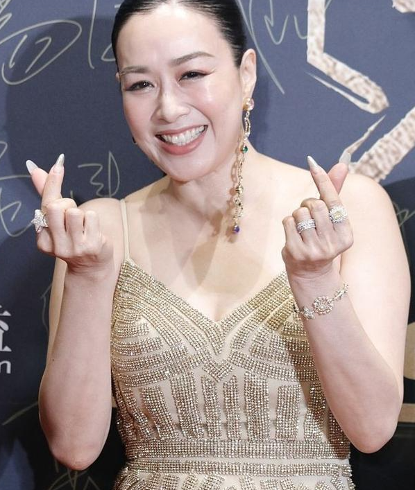 钟丽缇脸上的疲态，给姐弟恋提了个醒当张伦硕说想要一个孩子的时候，看她的表情和
