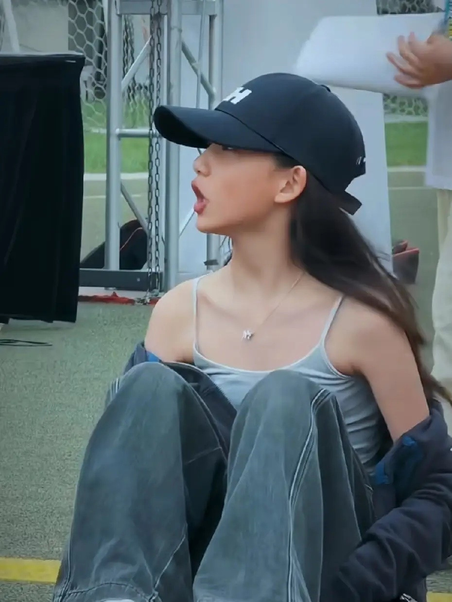 孙莉晒出小女儿黄少艾近照，好漂亮的妹妹啊！她还上台唱歌了，这姑娘是瘦高个儿，穿着