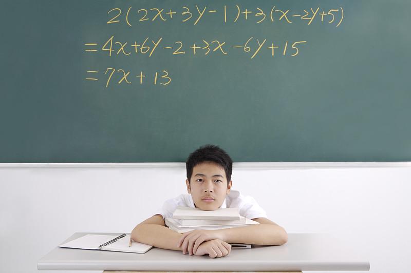 真佩服年轻教师敢跟教研员叫板的勇气！我们学校听课月活动开始了，片区教研员来我