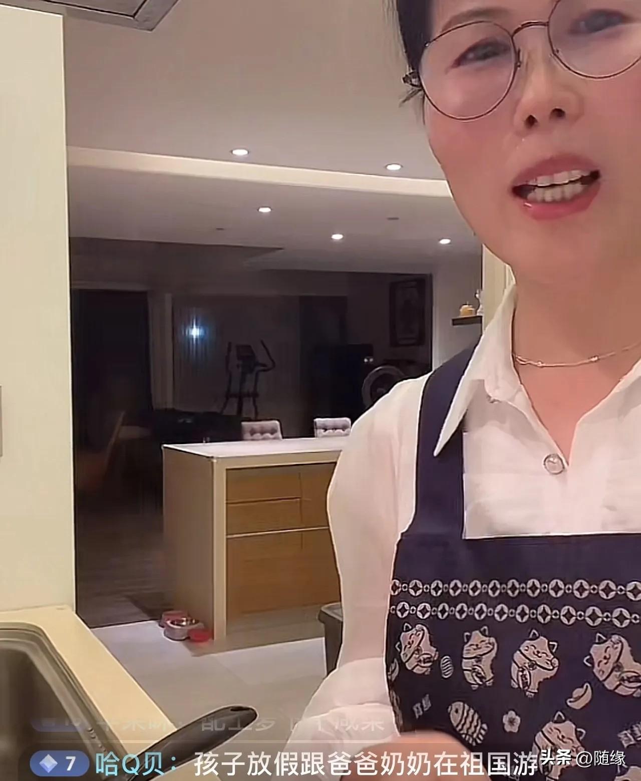 小杨阿姨透露汪小菲一家还在重庆！她直播时被问大S两个孩子状况，她竟然快人快语: