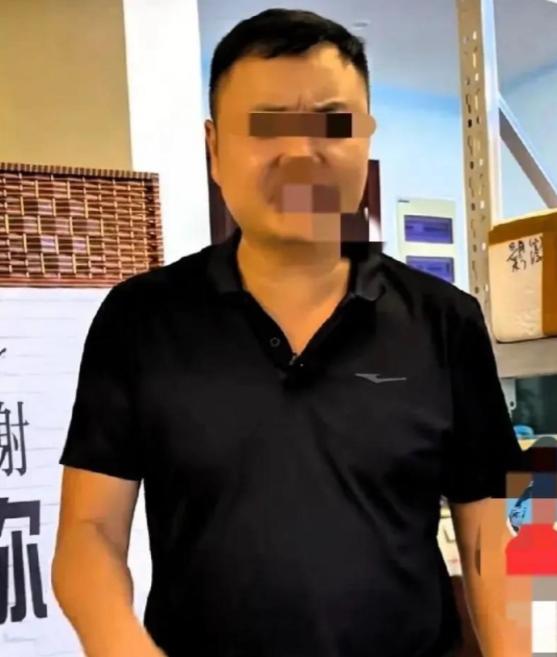 今天看到网友发布的作品，说云南昆明一对夫妻办理离婚手续时，引发现场不少围观人员侧