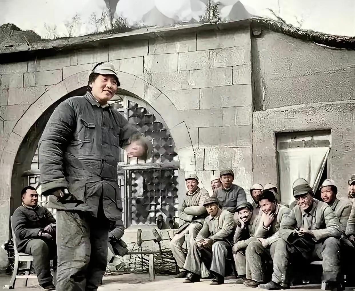 你知道毛主席戴的是什么帽子么？这张老照片拍摄于1942年，在抗战最艰苦时刻，