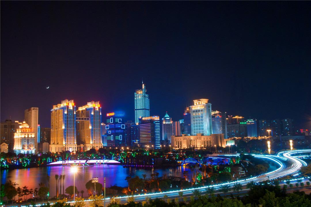 2015年11月，南宁房价均价6712元；2016年11月，南宁房价均价720