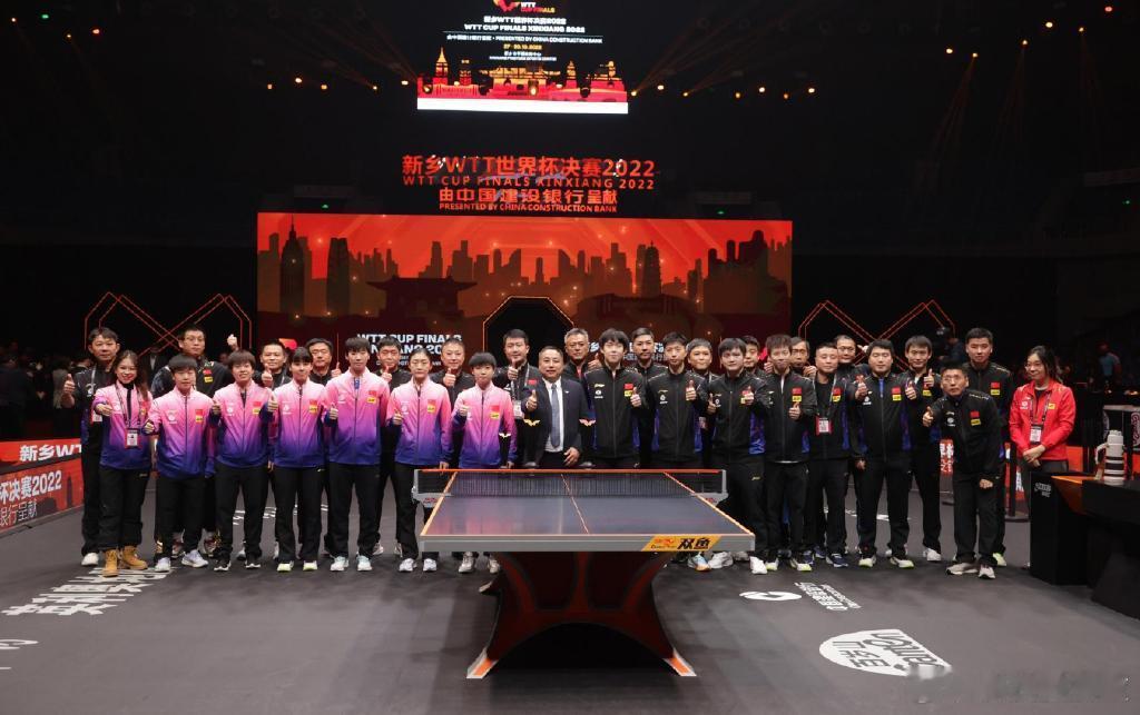 国乒男女队拍摄出征合影国乒出征合影这张照片太燃了！男女队站在一起，红装整齐，气势