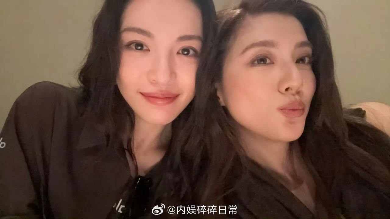 巴黎火锅店偶遇钟楚曦吴千语有网友在巴黎火锅店偶遇了钟楚曦和吴千语，还合照上了！真