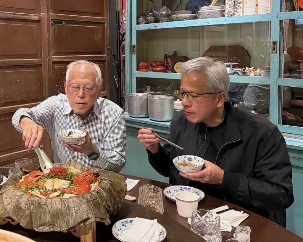 黄仁勋回中国台湾看望父母，房屋破旧不过两个老人看起来状态超好