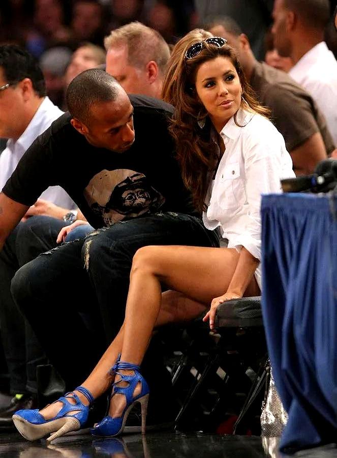 几百条偷偷发的短信，直接拆了绝望主妇伊娃和NBA球星帕克的顶配婚姻。 没有狗