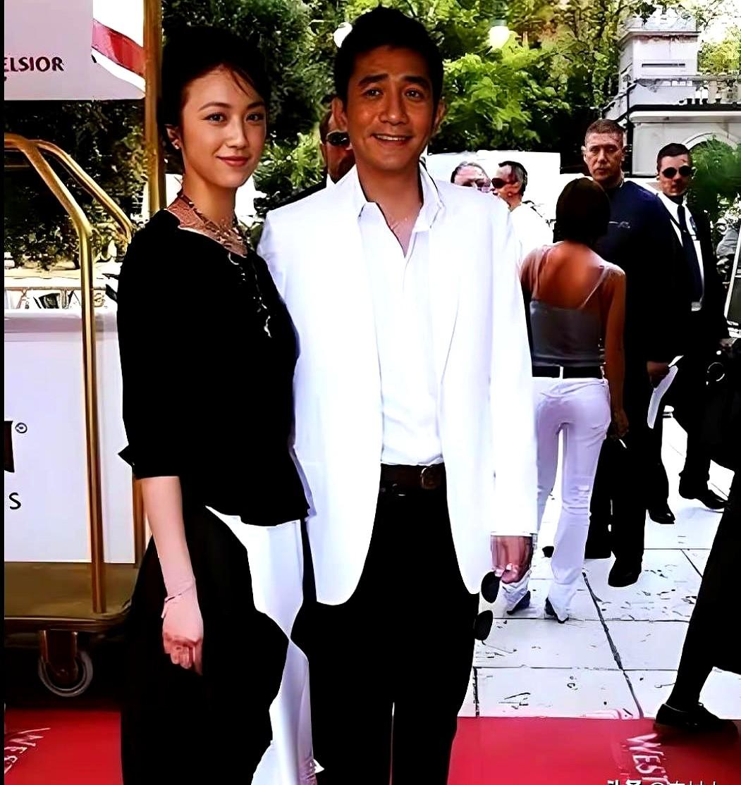 梁朝伟再见汤唯，笑得好开心啊！这一下，好多人又想起了当年的《色戒》。那7分钟