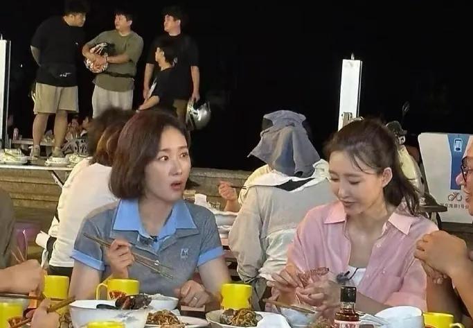 40岁王丽坤夜市素颜撸串惊呆网友！天鹅颈碾压20岁助理，前夫诈骗14亿的阴影她真