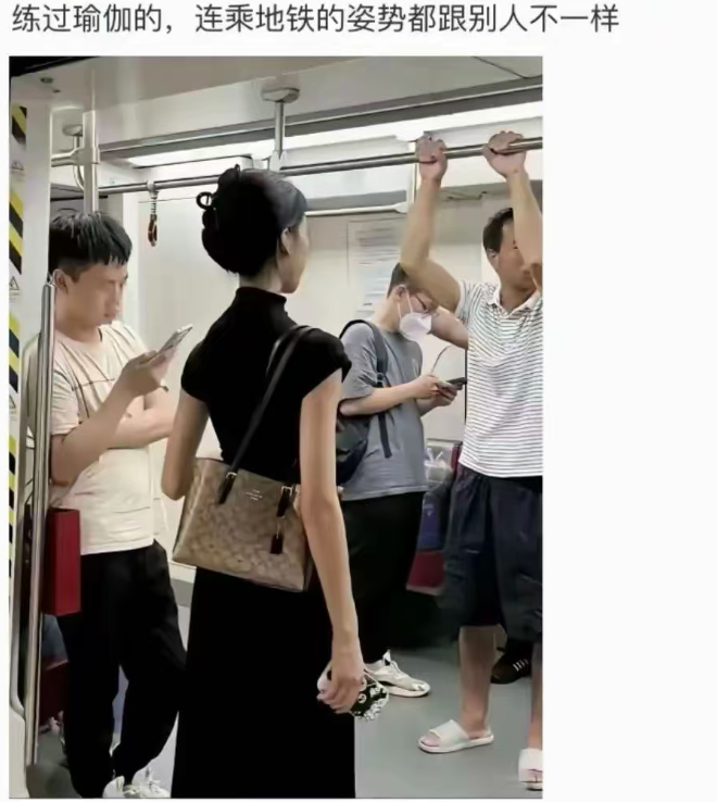 大哥这无处安放的眼神......