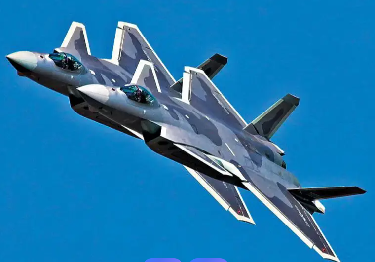 目前，中美俄各有一款重型“五代”战机：歼20、F22、苏57。单就爬升高度而言，