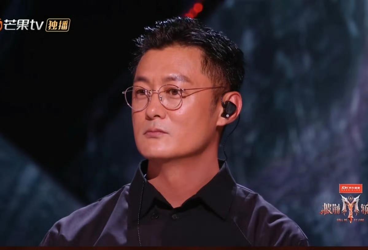 余文乐大概是参加《披荆斩棘的哥哥》的港台男明星中第一个人气下跌的。之前的陈小