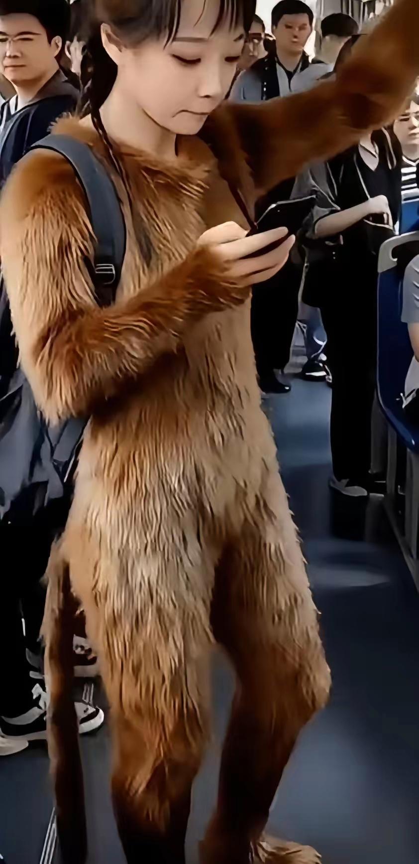 真是让人开了眼啦，地铁上一美女穿着奇装异服，虽然人畜无害，但也太随意了吧，难道追