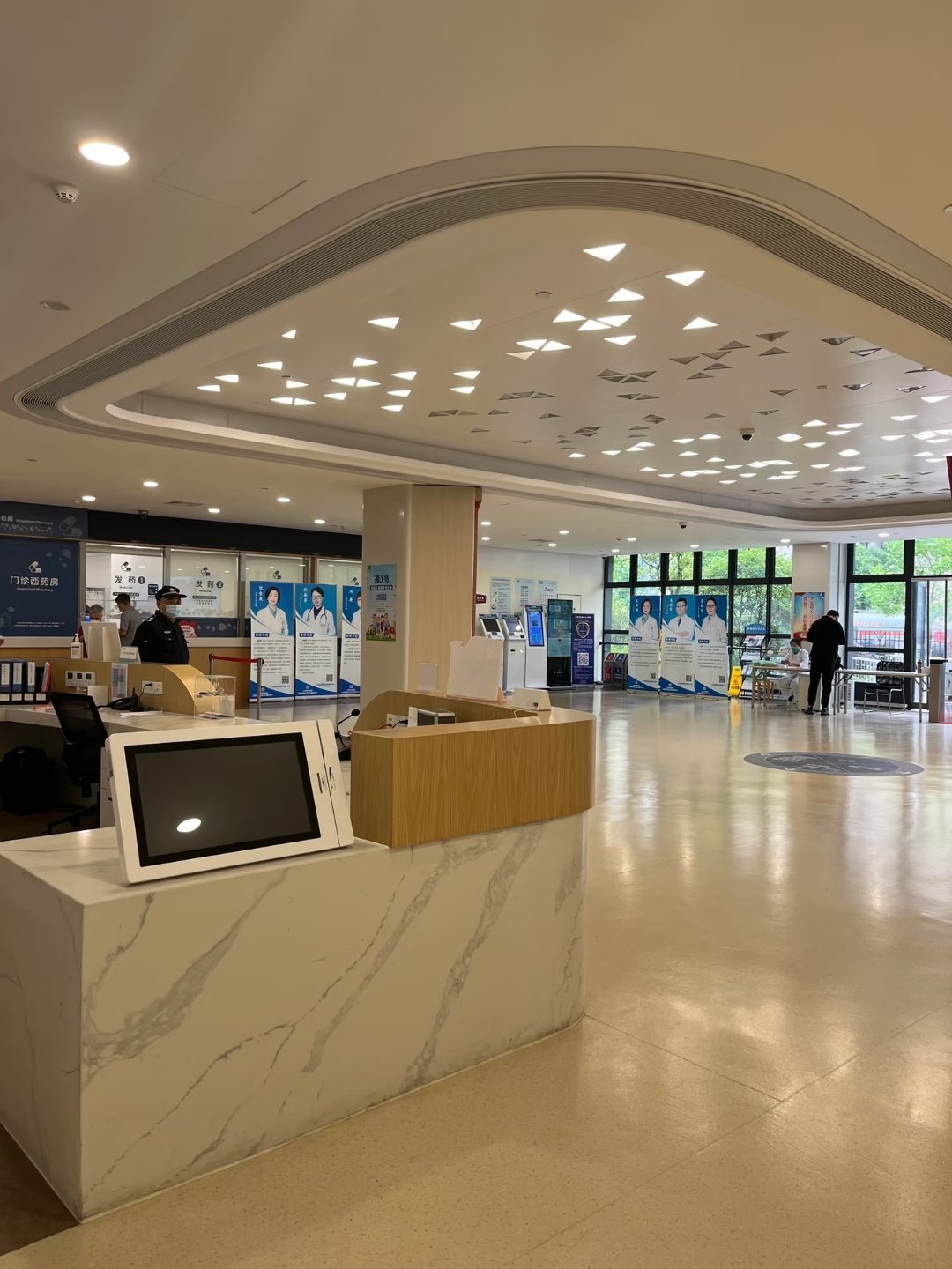 有一次我在社区医院做检查，整个一层楼就我和医生两个人，我就跟他多聊了会，我说，问