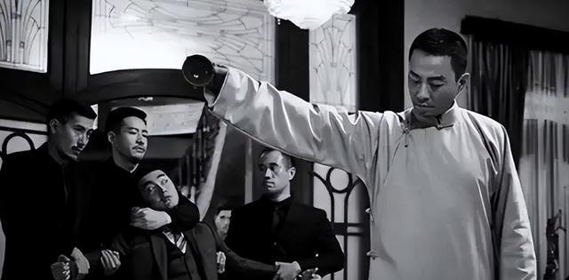 1936年夏天，蒋介石的外甥俞洛民在电梯里不小心踩了警察局长陆连奎小老婆的脚，结