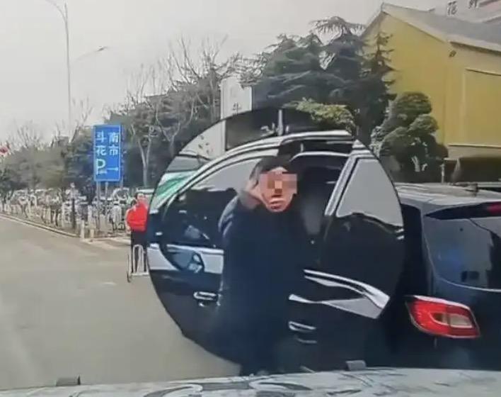 云南昆明这起女子在停车场出入口被撞事件，大家看了没？事情的大概经过就是，车主想