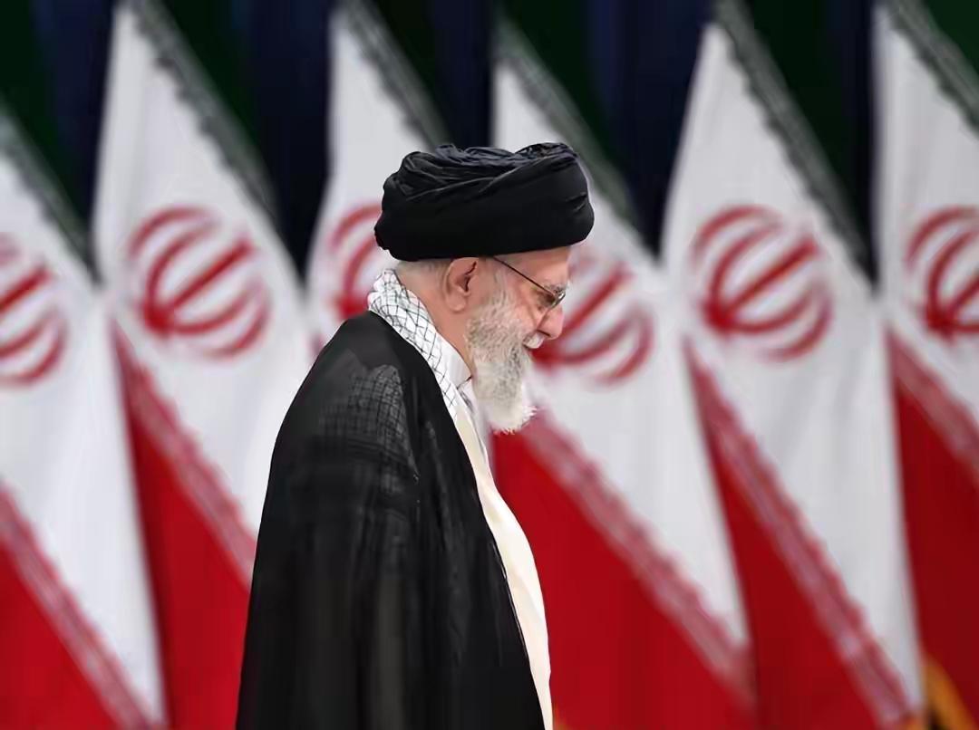 美:都看见了吧和我们作对没有好下场波斯猫一家老小被我们炸没了中:你是怎么