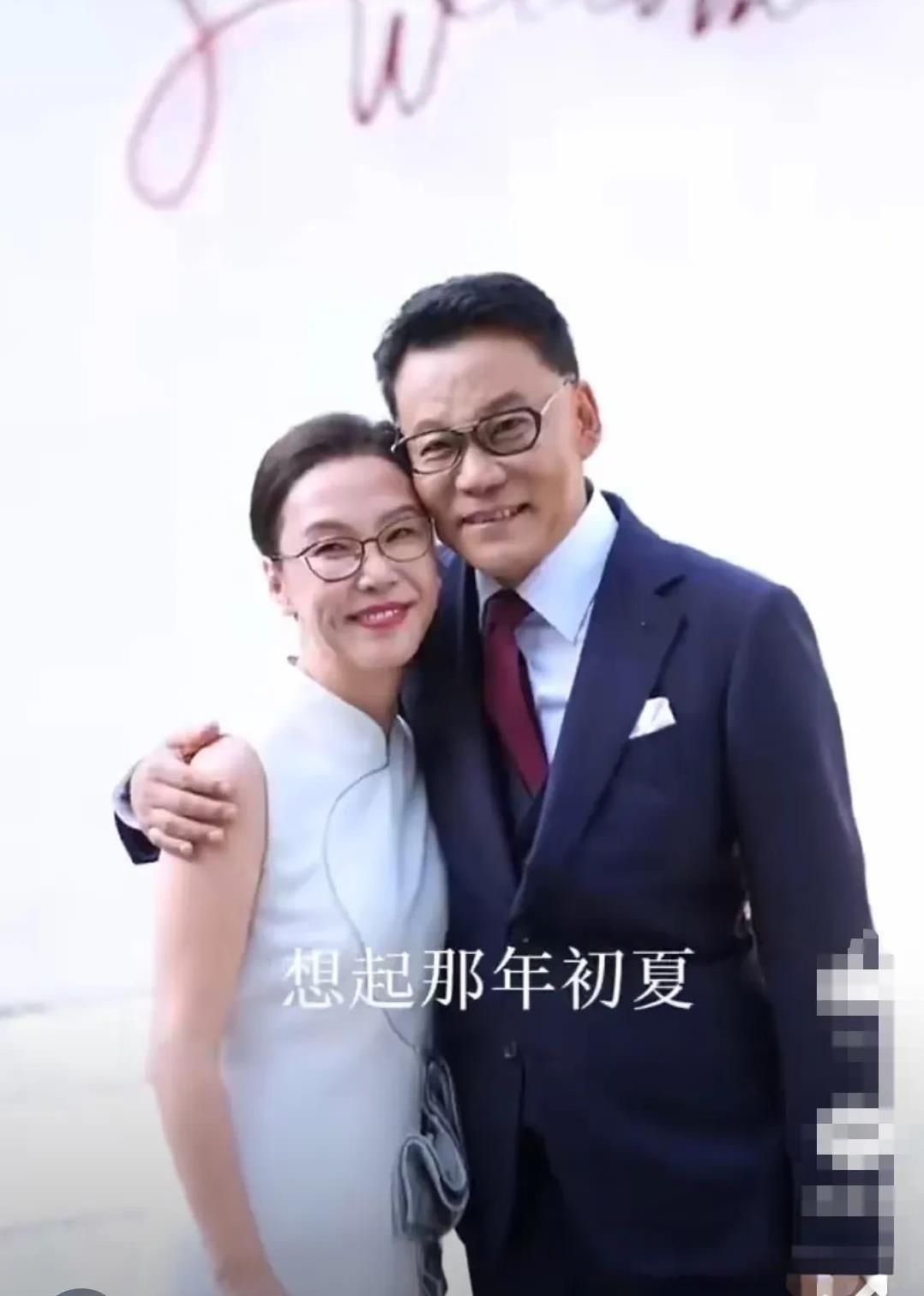 李国庆是个清醒的，他再婚不像别人去找年轻年轻的小姑娘，找的是自己的大学同学。李