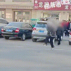 太过分了！黑龙江大庆，被多名学生怪叫挑衅的跛脚女子，丈夫早年去世，她一个人，靠在