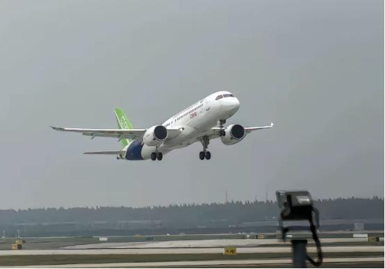 以牙还牙！欧美故意不给中国C919发适航证，就是想卡住国产大飞机的脖子。 标