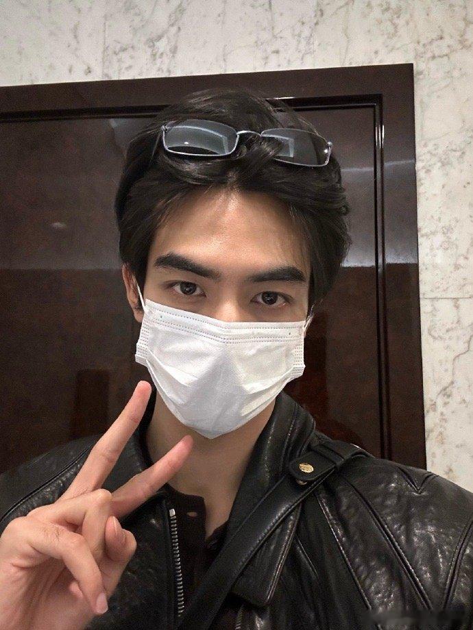 宋威龙一个本来就很好的人十年演艺路初心不改，拍戏下意识护着对手，深知武行不易