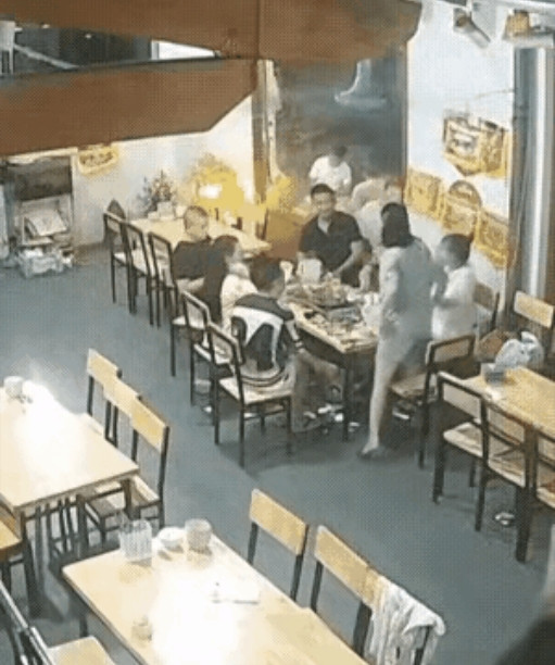 冲动是魔鬼！”女子吃火锅和同桌男子发生口角，气不过的她朝对方泼了一杯开水。女子怒