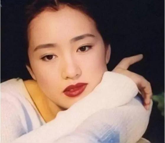 巩俐的颜值非但没有被低估反而在国际层面被抬得极高。但大众内部评价有分歧，合影稳