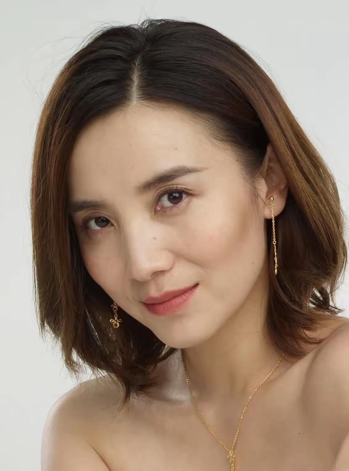 宋佳长的确实漂亮！一双迷人的大眼睛，状态真好！端庄优雅，气质不凡，给人一种独特的