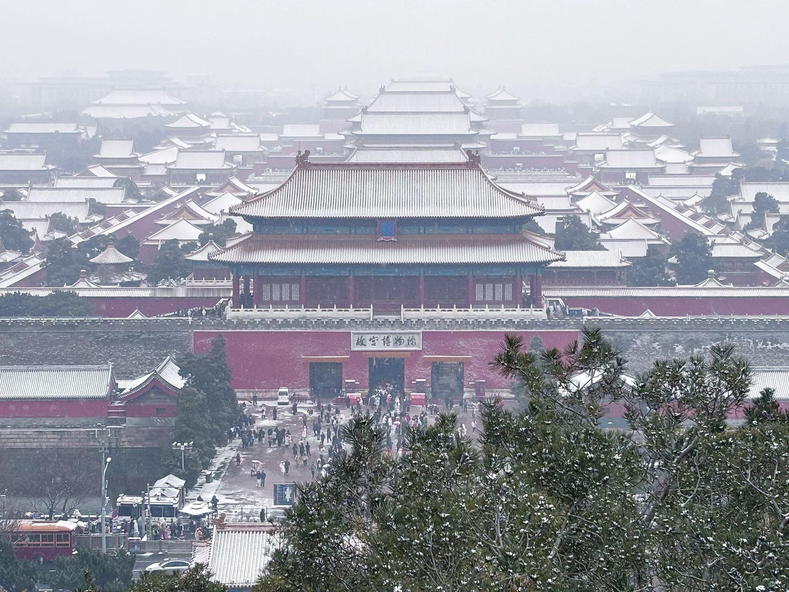 北京雪后景山公园视角下的故宫，大家觉得美吗