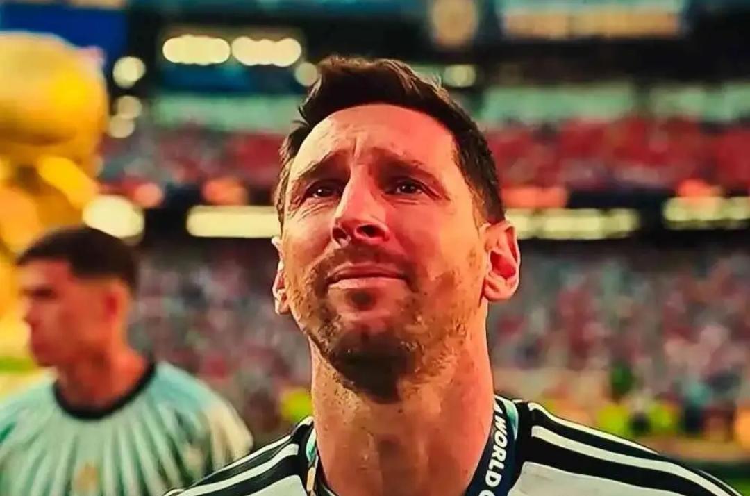 结果反转了！FIFA把世界杯金球奖颁给罗德里，没想到全球472名持证一线记者却投
