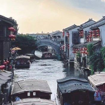 每日一善世上没有那么多天赋异禀，优秀的人总是努力地翻山越岭，你要知道：最终使你脱