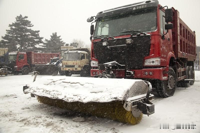 你能想象一个18.5米高的大雪人，是怎么在10天内拔地而起的吗？原来，这场冰雪奇
