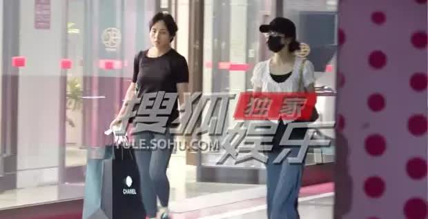 张子枫和妈妈逛街收获颇丰路上吃零食孩子气十足。从商场出来时，张子枫妈妈提着一大
