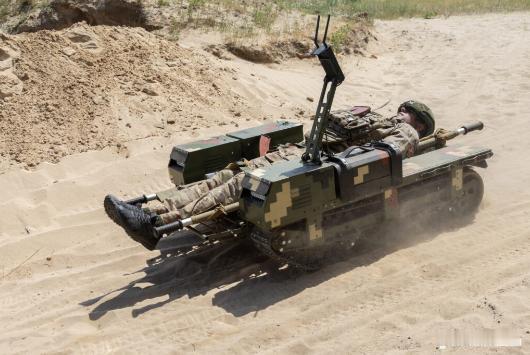 图文：乌克兰地面无人车辆被俄军FPV击中却仍在红军村成功后撤2名乌军伤员乌克