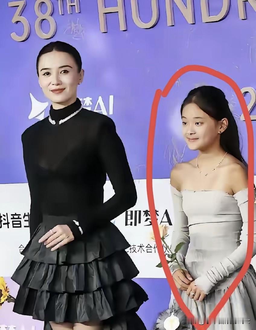 梅婷12岁的女儿曾慕梅亮相百花奖，获得了第38届大众电影百花奖最佳新人奖提名，成