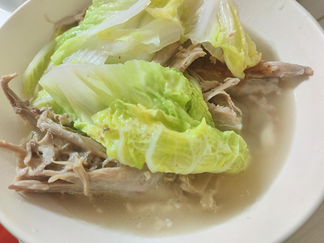 今天晚上用烤鸭架子，按传统方法炖了白菜（去掉皮和油），感觉比烤鸭店的鸭架子汤好吃