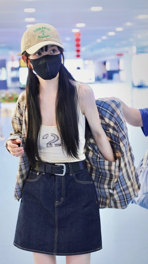 田曦薇机场生图，又白又美大高个的美女！元气满满的小田