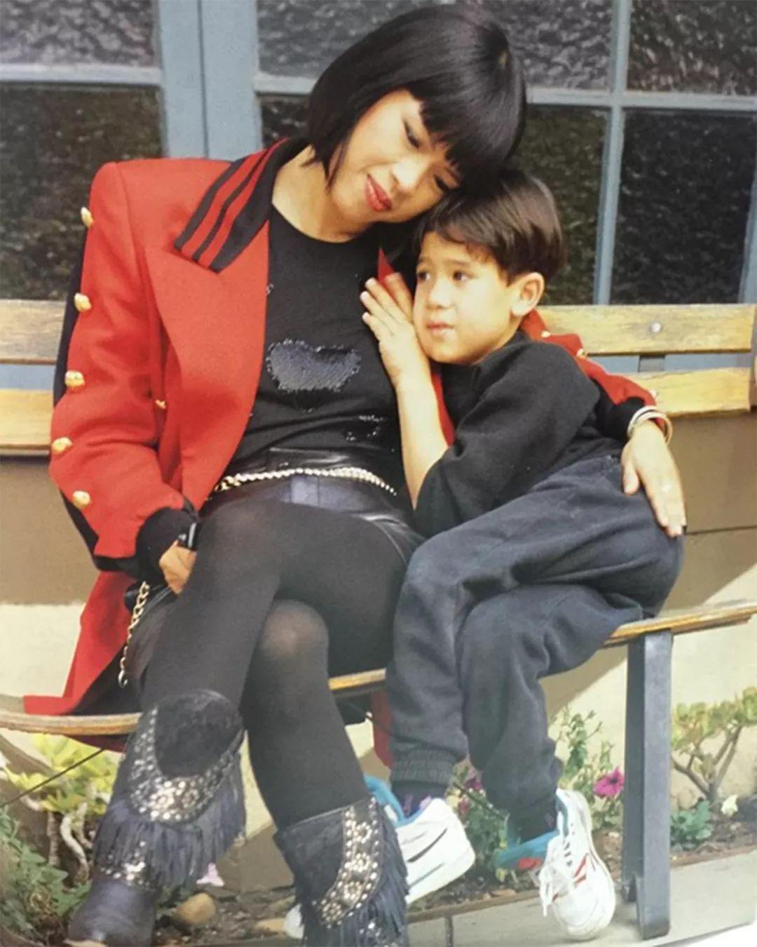 诗丽吉王后大女儿生了两女一男，当年她儿子依偎在她怀抱里很温暖，可惜这男孩命运不好