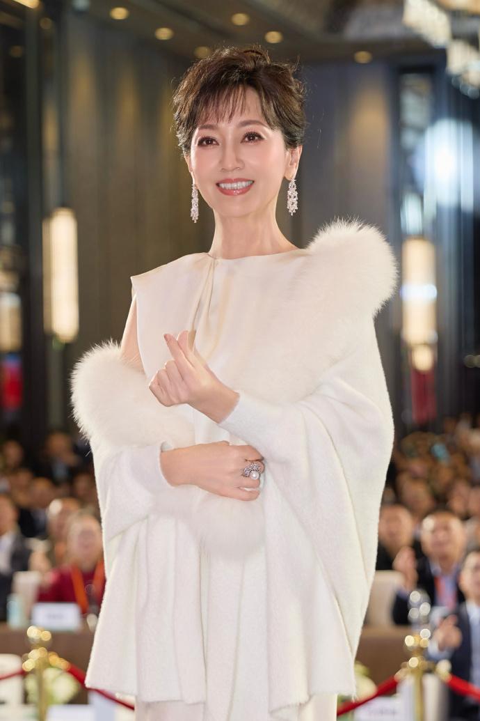 今天赵雅芝在上海出席时尚活动，她这回搭配了一身白色的衣服，看上去年轻又靓丽。