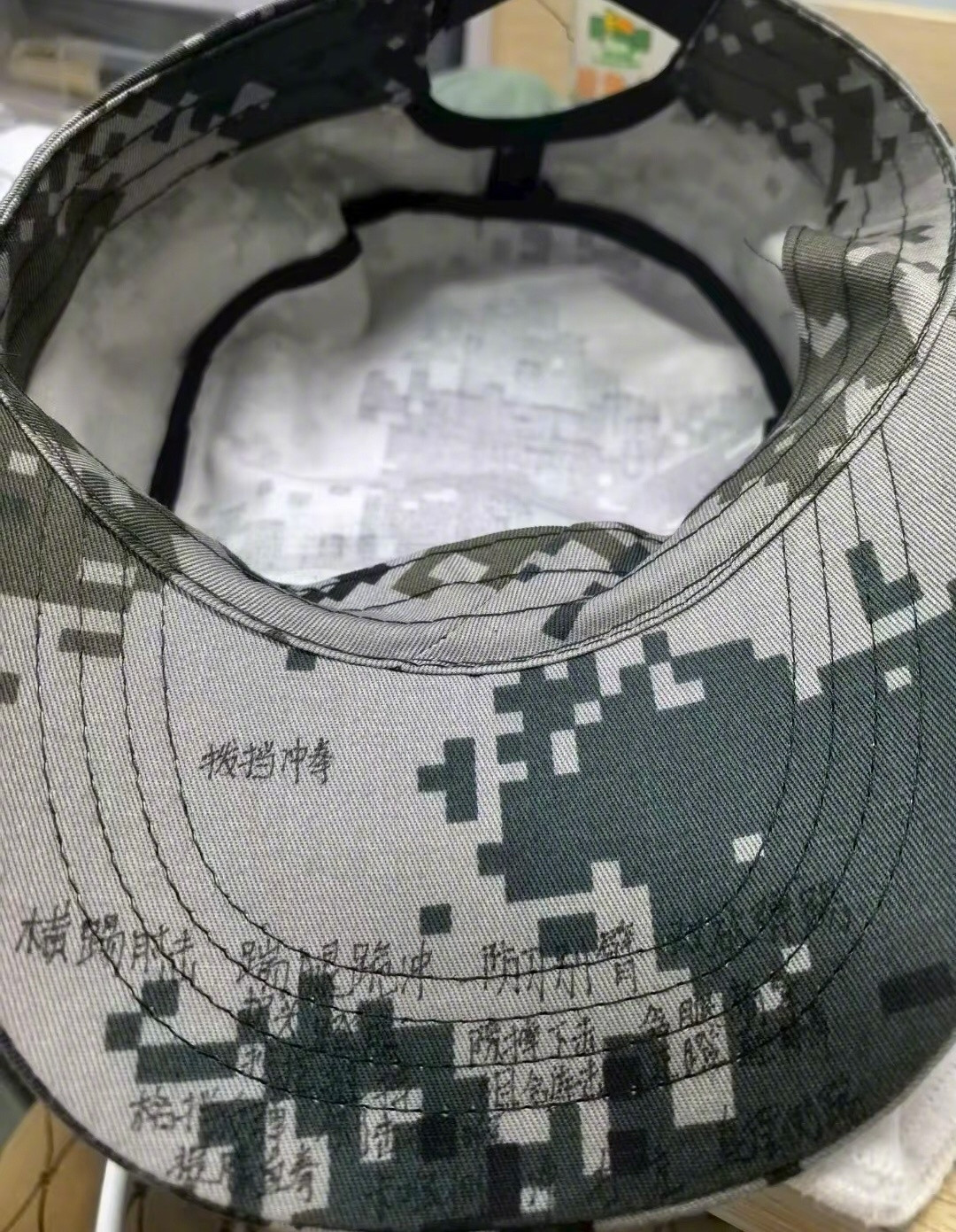 发现了新生的军训小抄发现了一种很命苦的小抄[doge]很难想象写出这些字的时候有