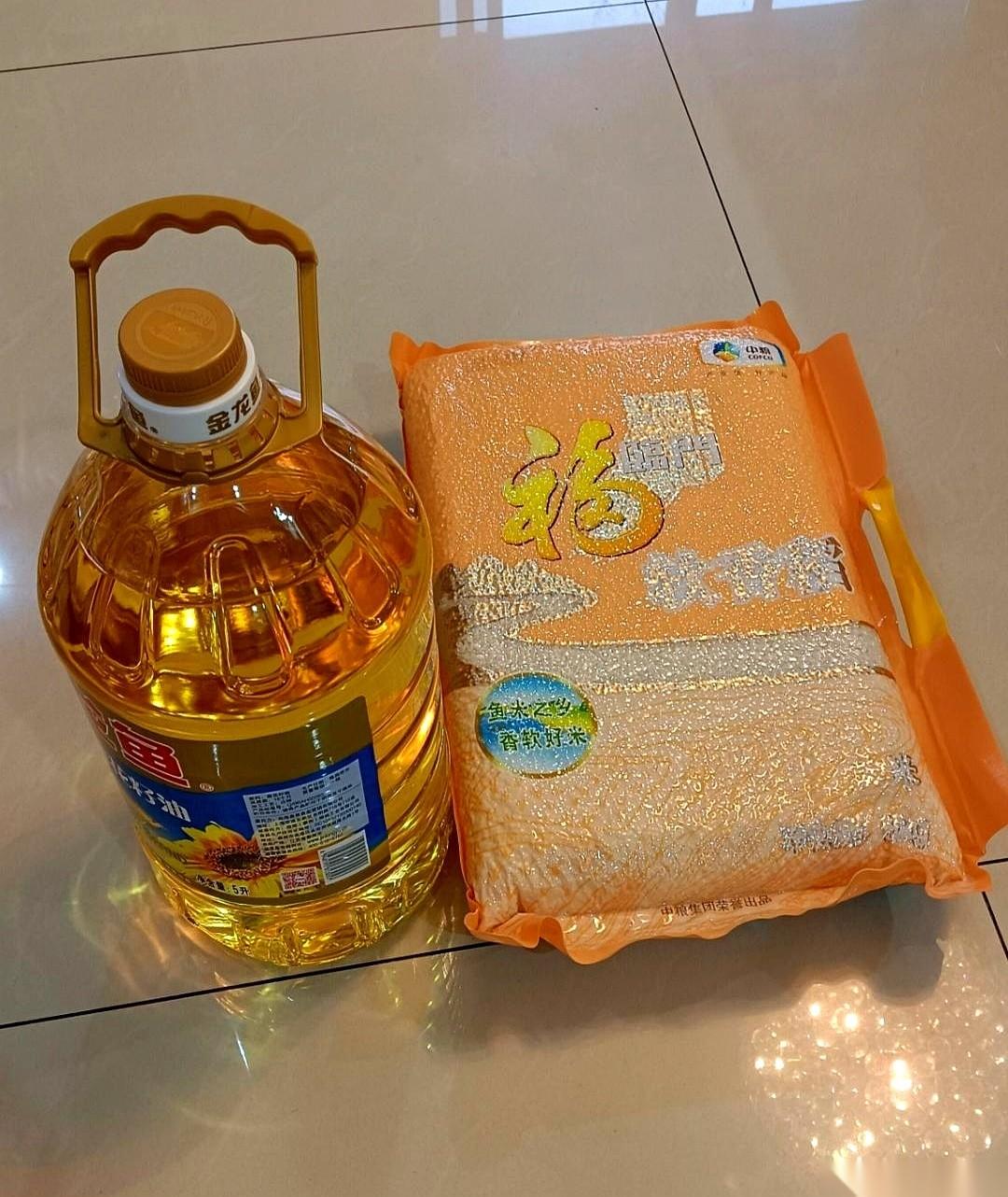 我儿子说，哥拿来的米和油，“搞得像扶贫一样，拿不出手”。我当时那个火，蹭一下就