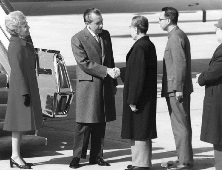 1972年2月21日周恩来在北京机场与尼克松握手，大家猜猜哪张是美方公布照片历史