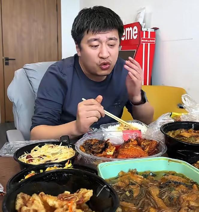 果然中年人更懂中年人我问45岁的老板，张雪峰明知道自己心律失常，为啥还吃油腻的