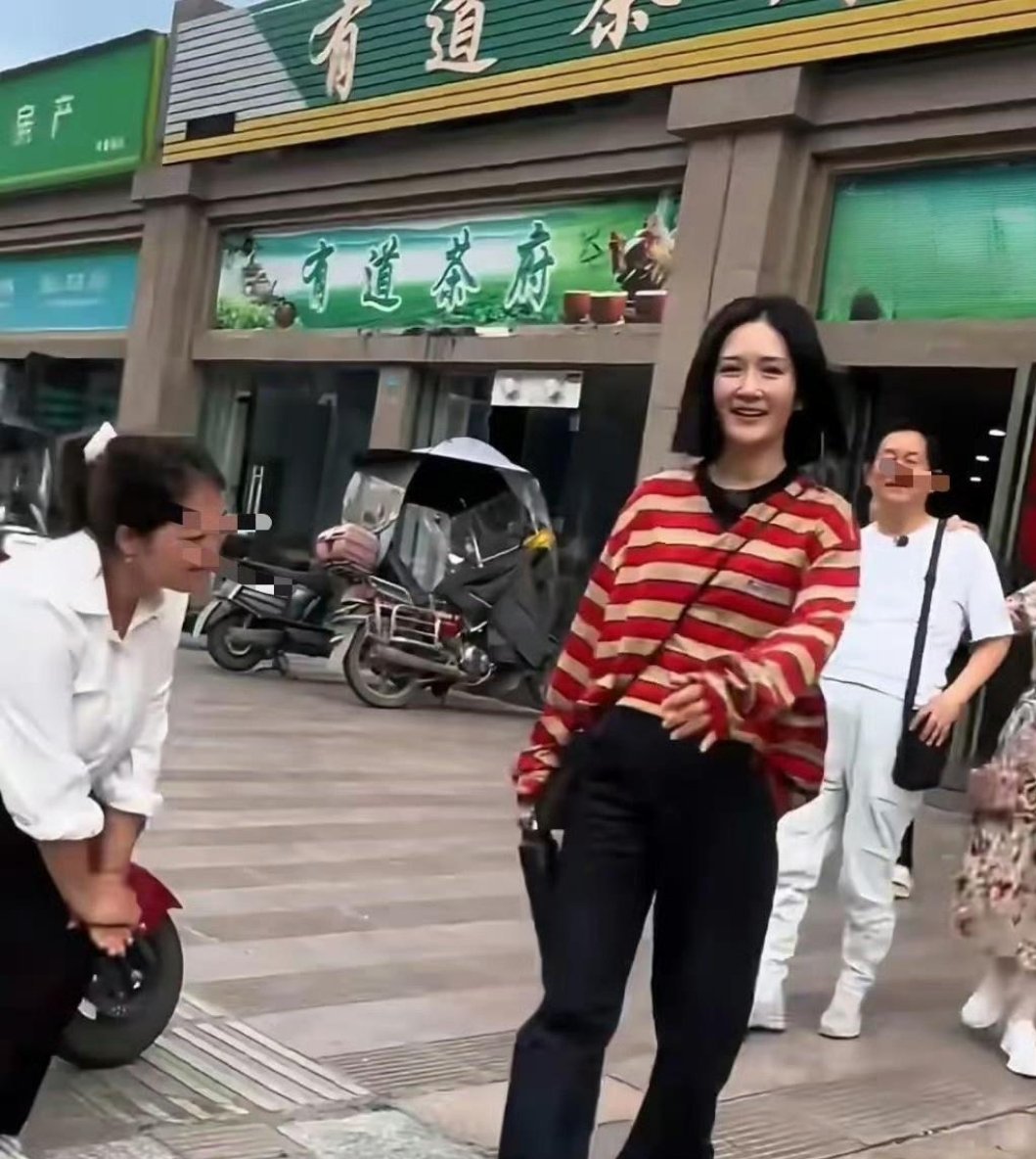 43岁谢娜回中江老家陪爸妈吃饭，穿搭朴素接地气，尽显家常烟火气。​​​
